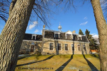 Photo d'un immeuble et arbres � l'ouverture maximum qui est compl�tement clair