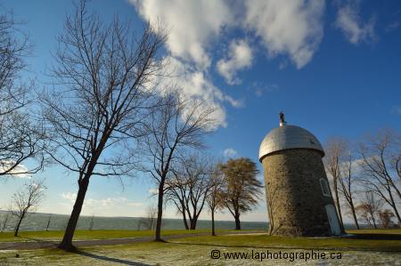 Photo des d�formations qui font que le moulin semble pench�