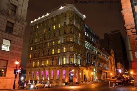 Photo de l'Hotel place d'armes prise en angle la nuit