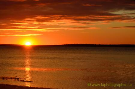 Photo d'un lac au coucher de soleil orange