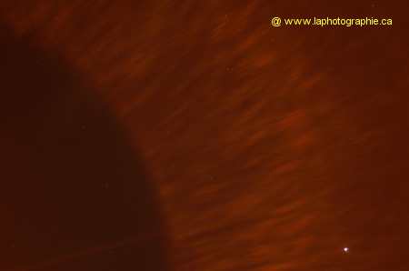 Photo d'�toiles avec une lumi�re trop pr�s qui produit du bruit